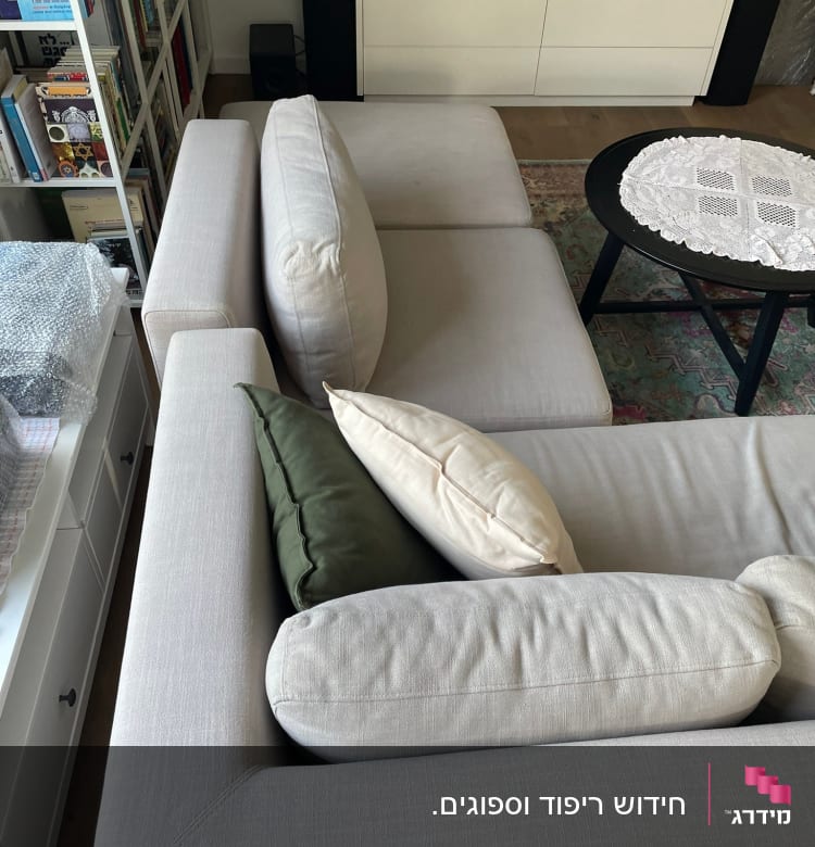 כריות על ספה עם ריפוד בהיר